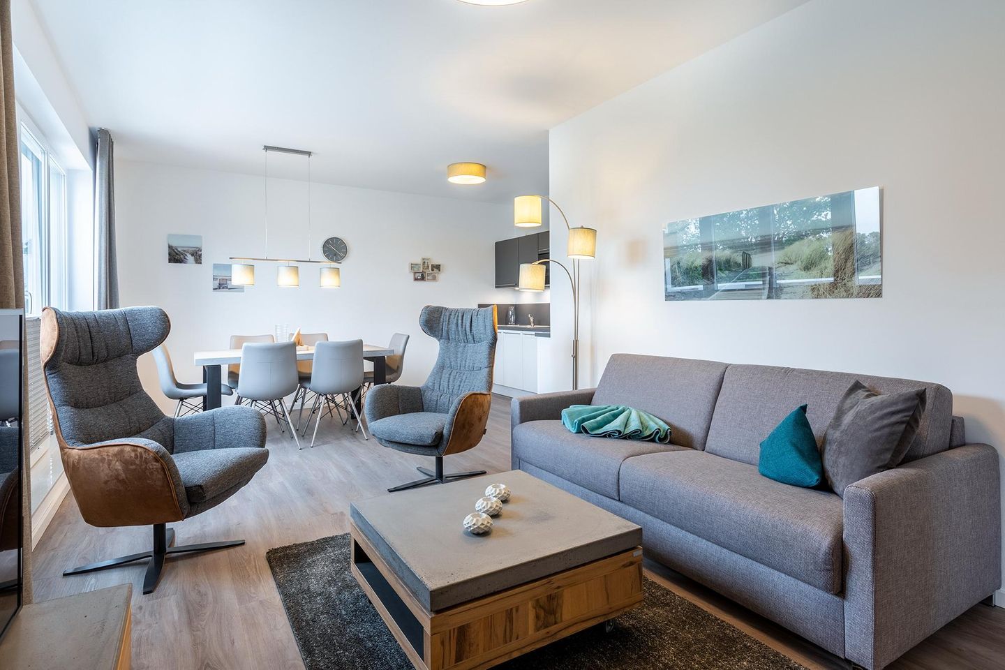 Aparthotel Ostseeallee Aparthotel Ostseeallee 3-27 Boltenhagen - Wohn-/Essbereich mit Doppelschlafcouch, Couchtisch, Esstisch und Sitzgelegenheiten