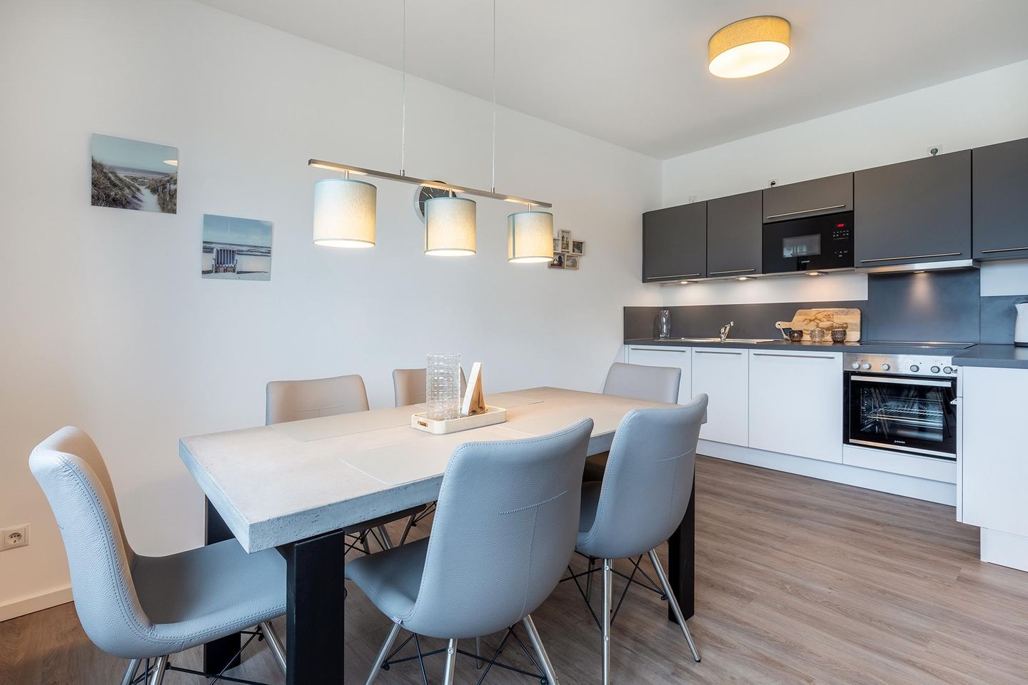 Aparthotel Ostseeallee Aparthotel Ostseeallee 3-27 Boltenhagen - Wohn-/Essbereich mit Esstisch, Sitzgelegenheiten und Küchenzeile