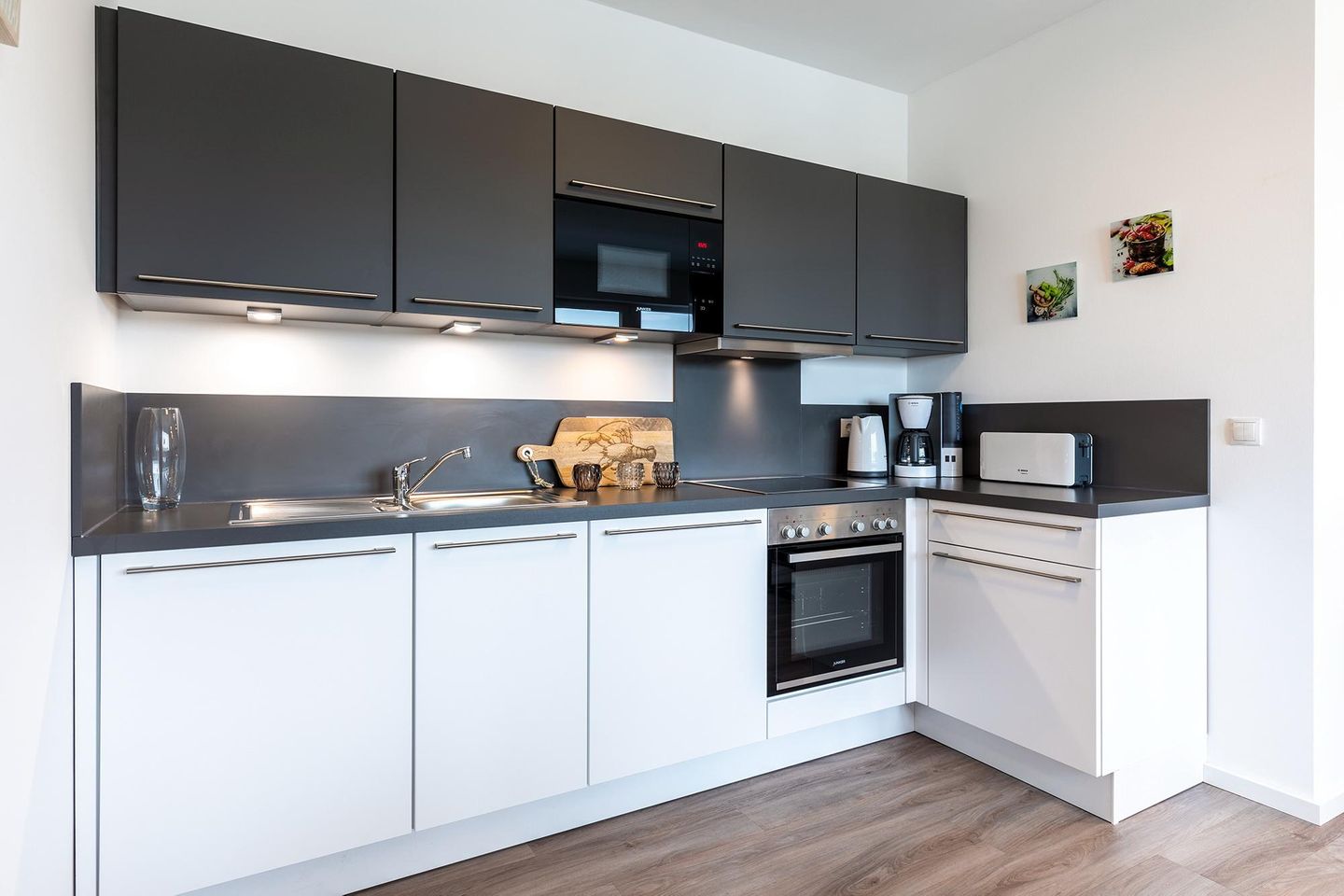 Aparthotel Ostseeallee Aparthotel Ostseeallee 3-27 Boltenhagen - Küchenzeile mit Backofen, Geschirrspüler und Mikrowelle