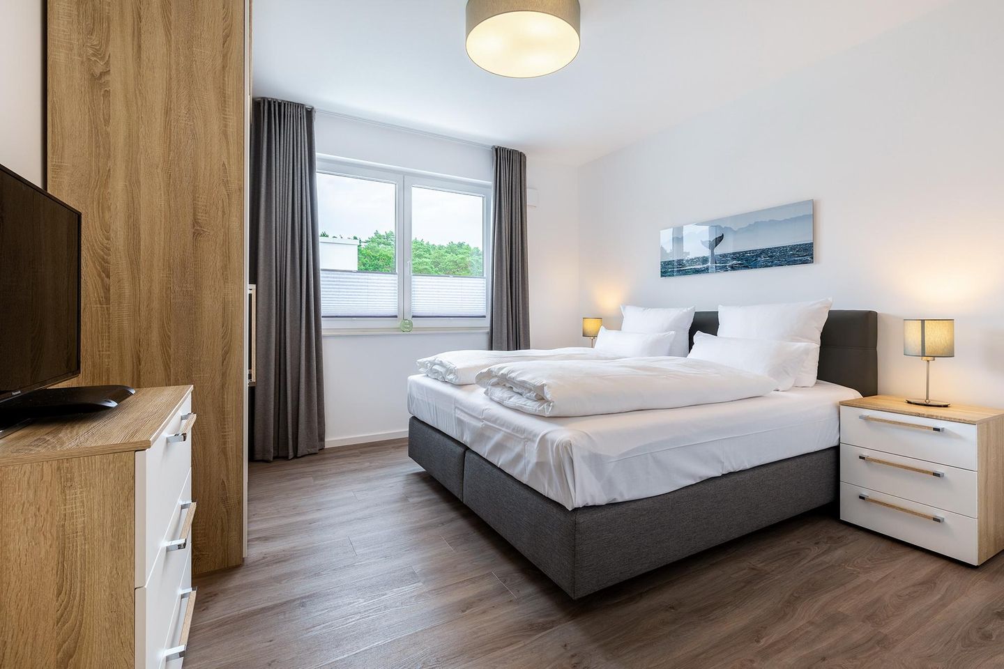 Aparthotel Ostseeallee Aparthotel Ostseeallee 3-27 Boltenhagen - Schlafzimmer "1" mit  Boxspringbett (1,80x2,00m) und TV