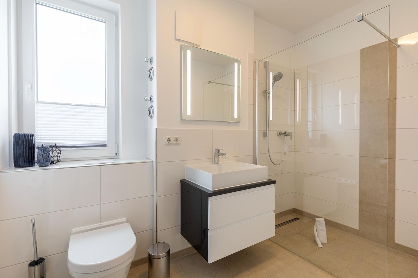 Aparthotel Ostseeallee Aparthotel Ostseeallee 3-27 Boltenhagen - Badezimmer "2" mit Dusche, Waschtisch, Spiegel und WC