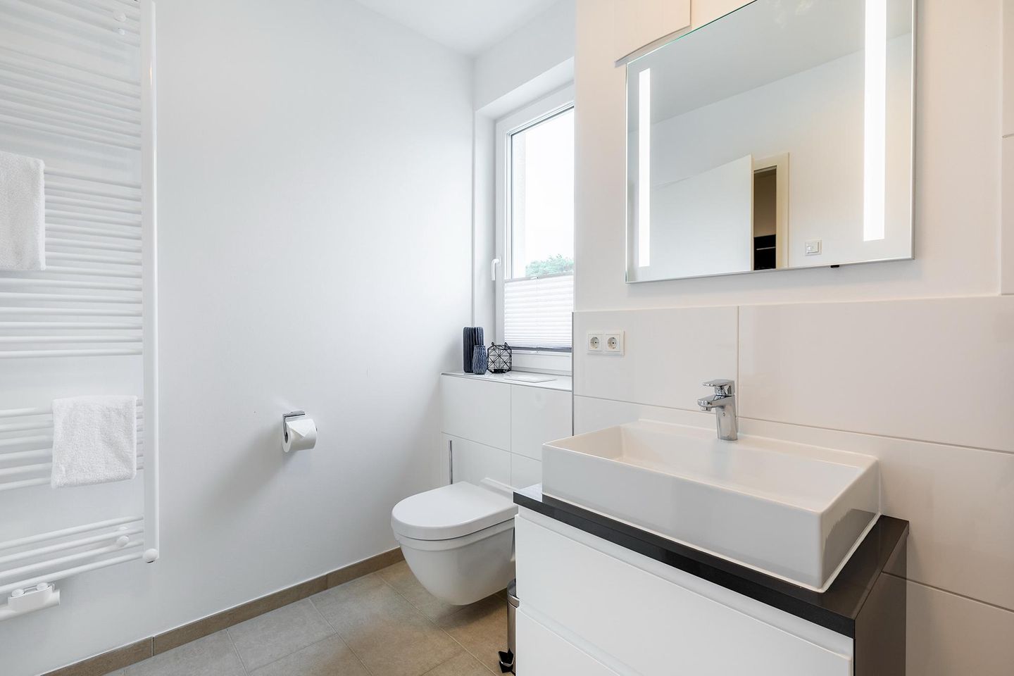 Aparthotel Ostseeallee Aparthotel Ostseeallee 3-27 Boltenhagen - Badezimmer "2" mit Waschtisch, Spiegel und WC