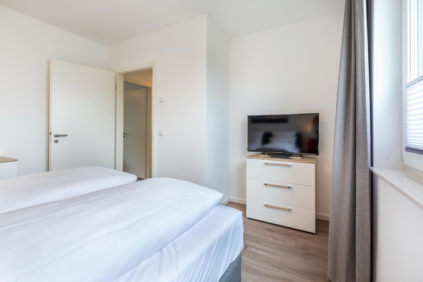 Aparthotel Ostseeallee Aparthotel Ostseeallee 3-27 Boltenhagen - Schlafzimmer "2" mit  Boxspringbett (1,80x2,00m) und TV