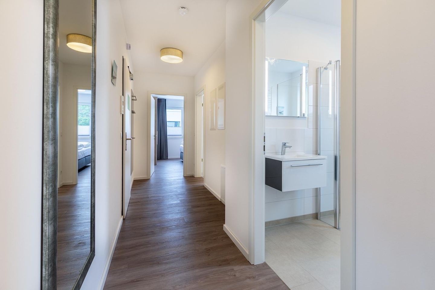 Aparthotel Ostseeallee Aparthotel Ostseeallee 3-27 Boltenhagen - Flur mit Spiegel und Blick zum Bade-/und Schlafzimmer