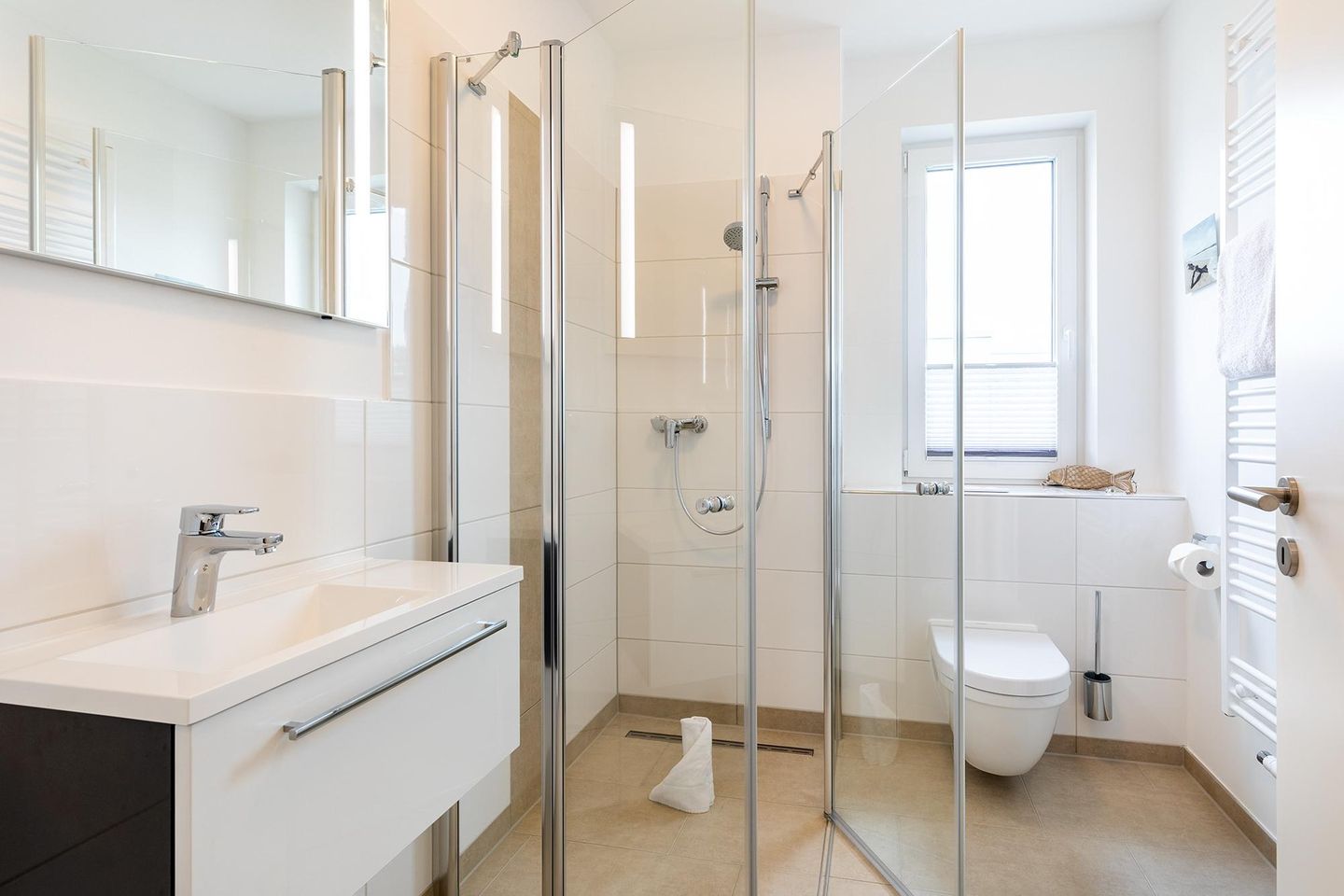 Aparthotel Ostseeallee Aparthotel Ostseeallee 3-27 Boltenhagen - Badezimmer "1" mit Dusche, Waschtisch, Spiegel und WC