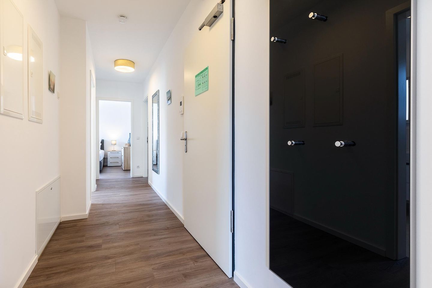 Aparthotel Ostseeallee Aparthotel Ostseeallee 3-27 Boltenhagen - Flur mit Garderobe und Blick zum Schlafzimmer