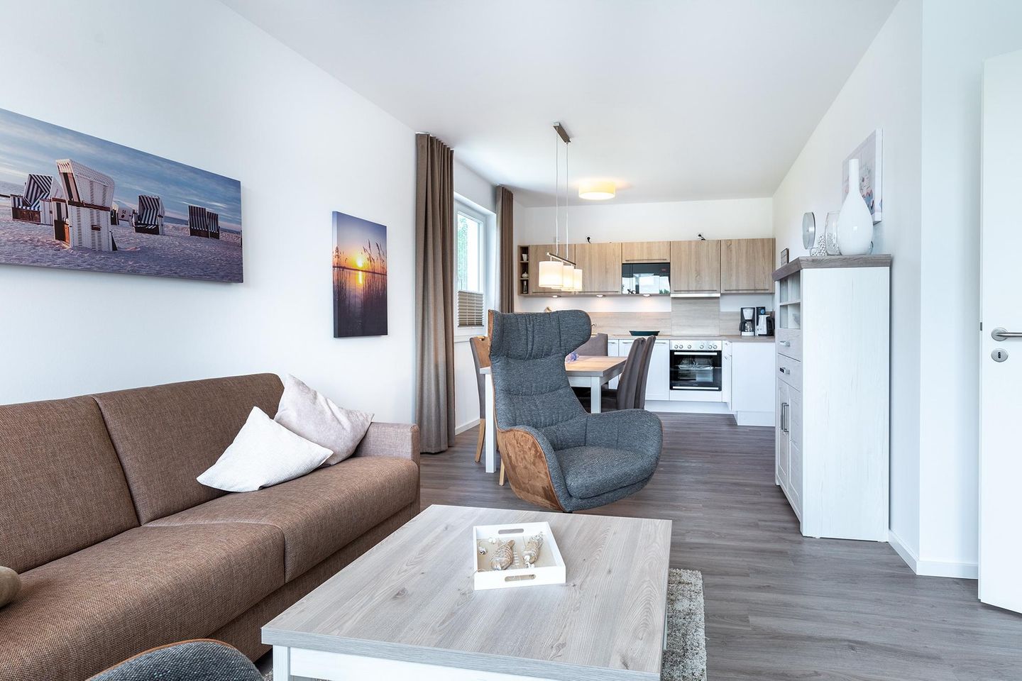 Aparthotel Ostseeallee Aparthotel Ostseeallee 3-28 Boltenhagen - Wohn-/Essbereich mit Doppelschlafcouch, Couchtisch, Sessel und Küchenzeile