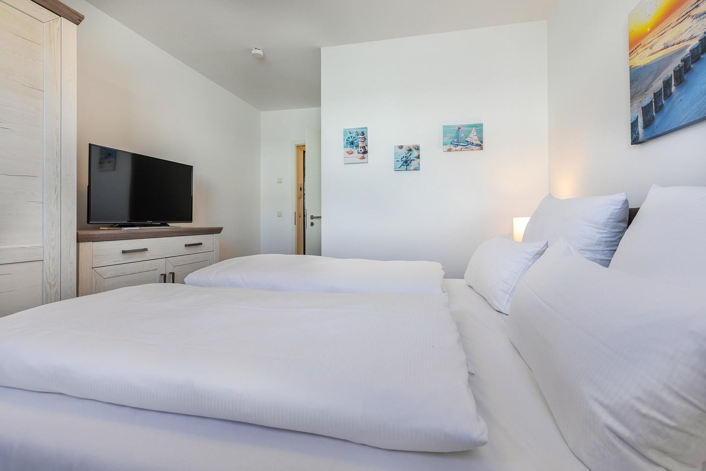 Aparthotel Ostseeallee Aparthotel Ostseeallee 3-28 Boltenhagen - Schlafzimmer mit Doppelbett, Kleiderschrank und TV