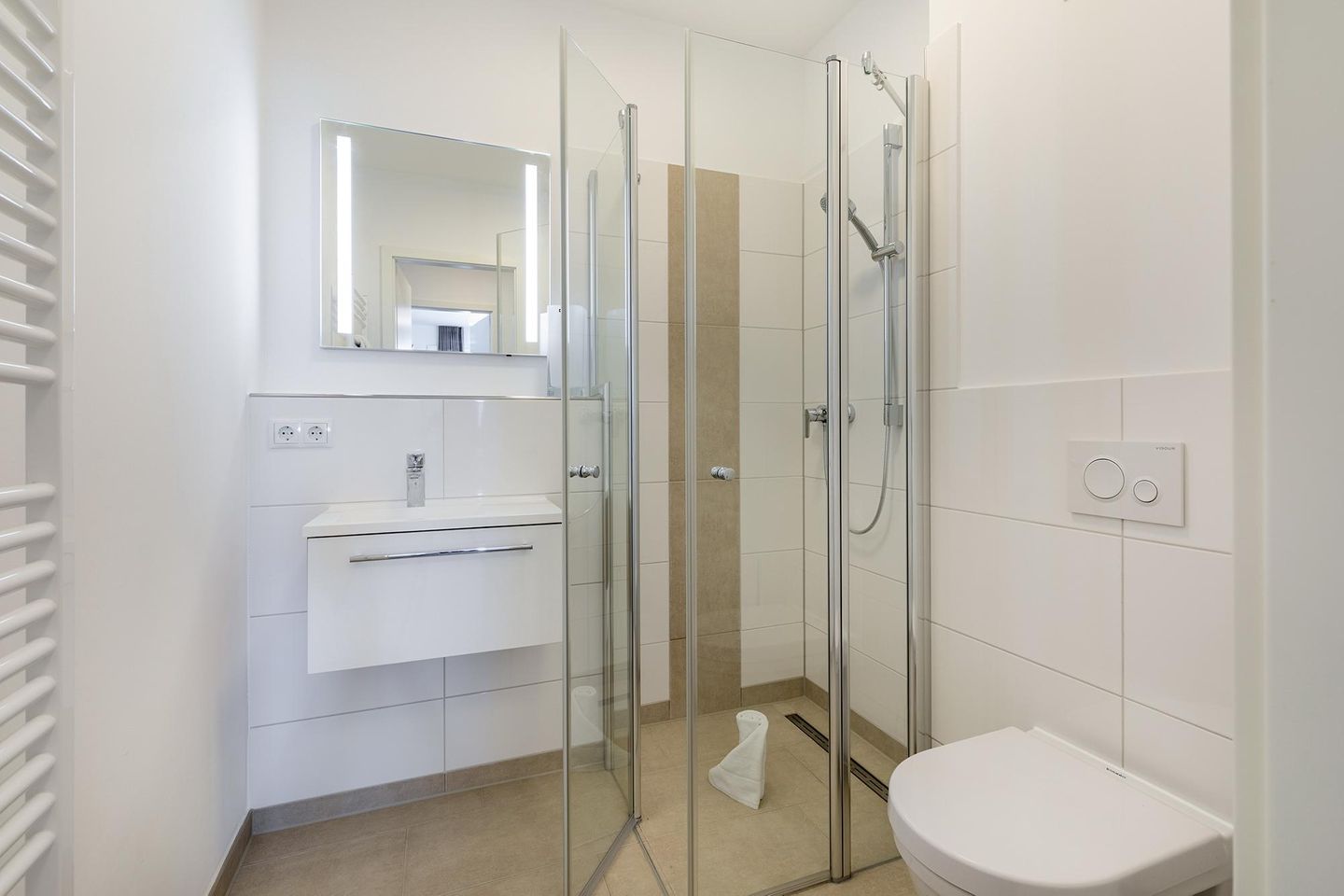 Aparthotel Ostseeallee Aparthotel Ostseeallee 3-28 Boltenhagen - Badezimmer "1" mit Dusche, Waschtisch, Spiegel und WC