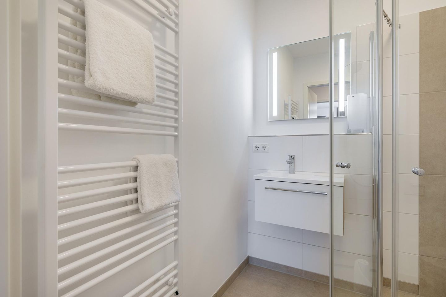 Aparthotel Ostseeallee Aparthotel Ostseeallee 3-28 Boltenhagen - Badezimmer "1" mit Waschtisch und Spiegel