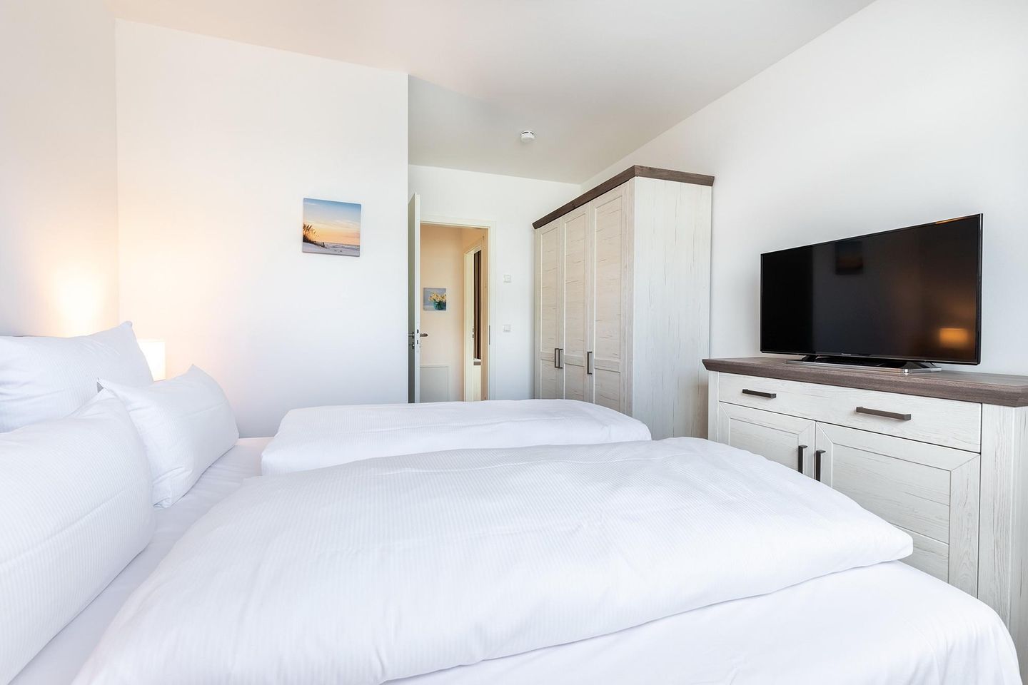 Aparthotel Ostseeallee Aparthotel Ostseeallee 3-28 Boltenhagen - Schlafzimmer mit Doppelbett, Kleiderschrank, Kommode und TV