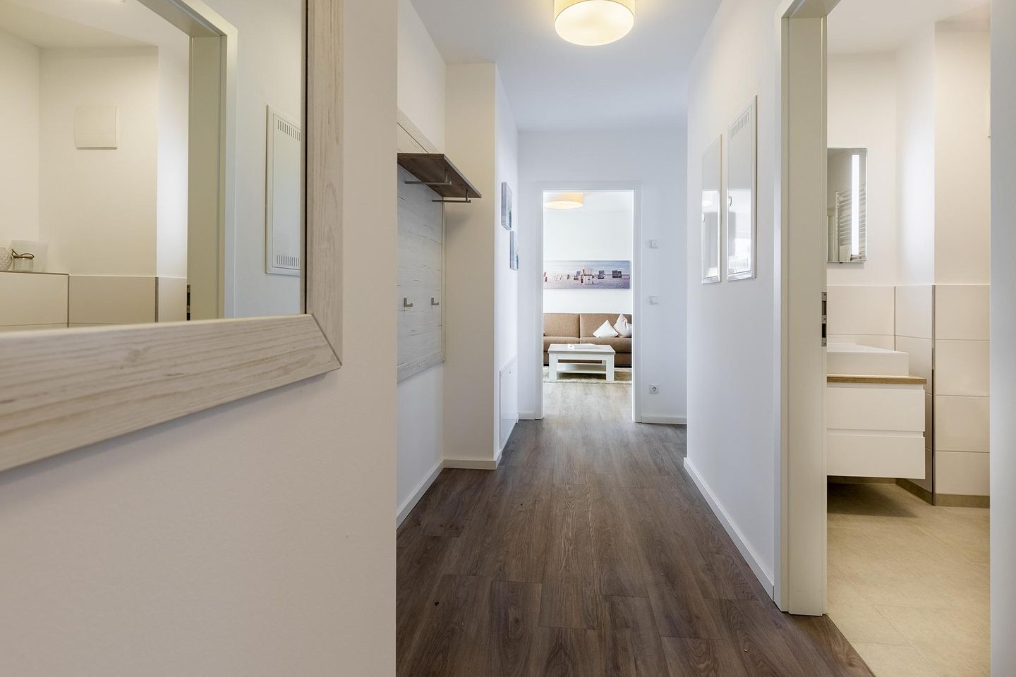 Aparthotel Ostseeallee Aparthotel Ostseeallee 3-28 Boltenhagen - Flur mit Garderobe und Blick zum Badezimmer