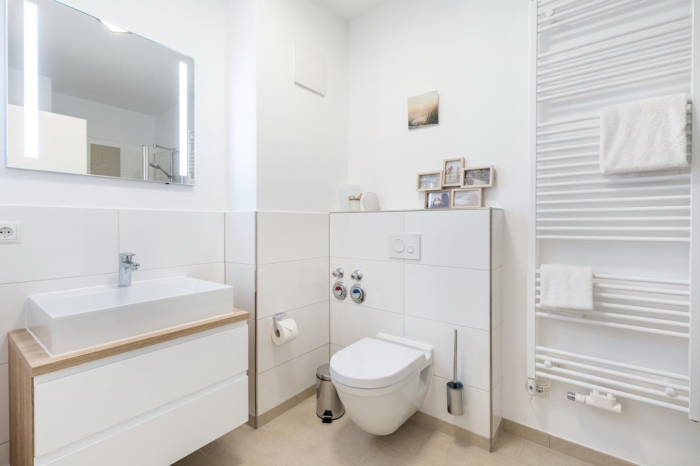 Aparthotel Ostseeallee Aparthotel Ostseeallee 3-28 Boltenhagen - Badezimmer "2" mit Waschtisch, Spiegel und WC