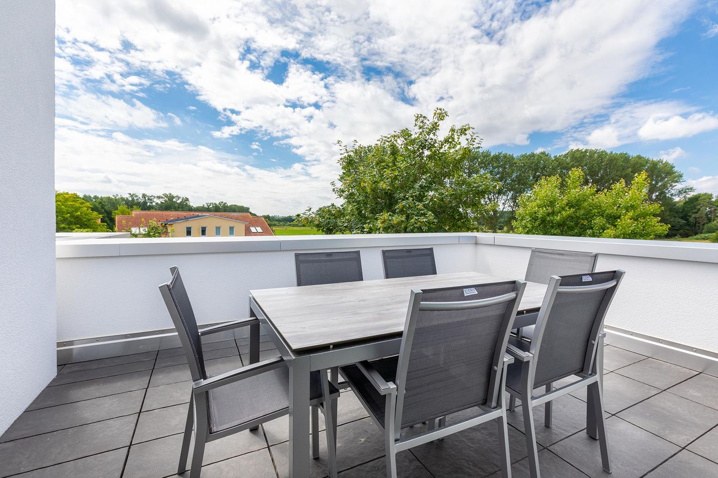 Aparthotel Ostseeallee Aparthotel Ostseeallee 3-28 Boltenhagen - Dachterrasse mit Tisch und Sitzgelegenheiten