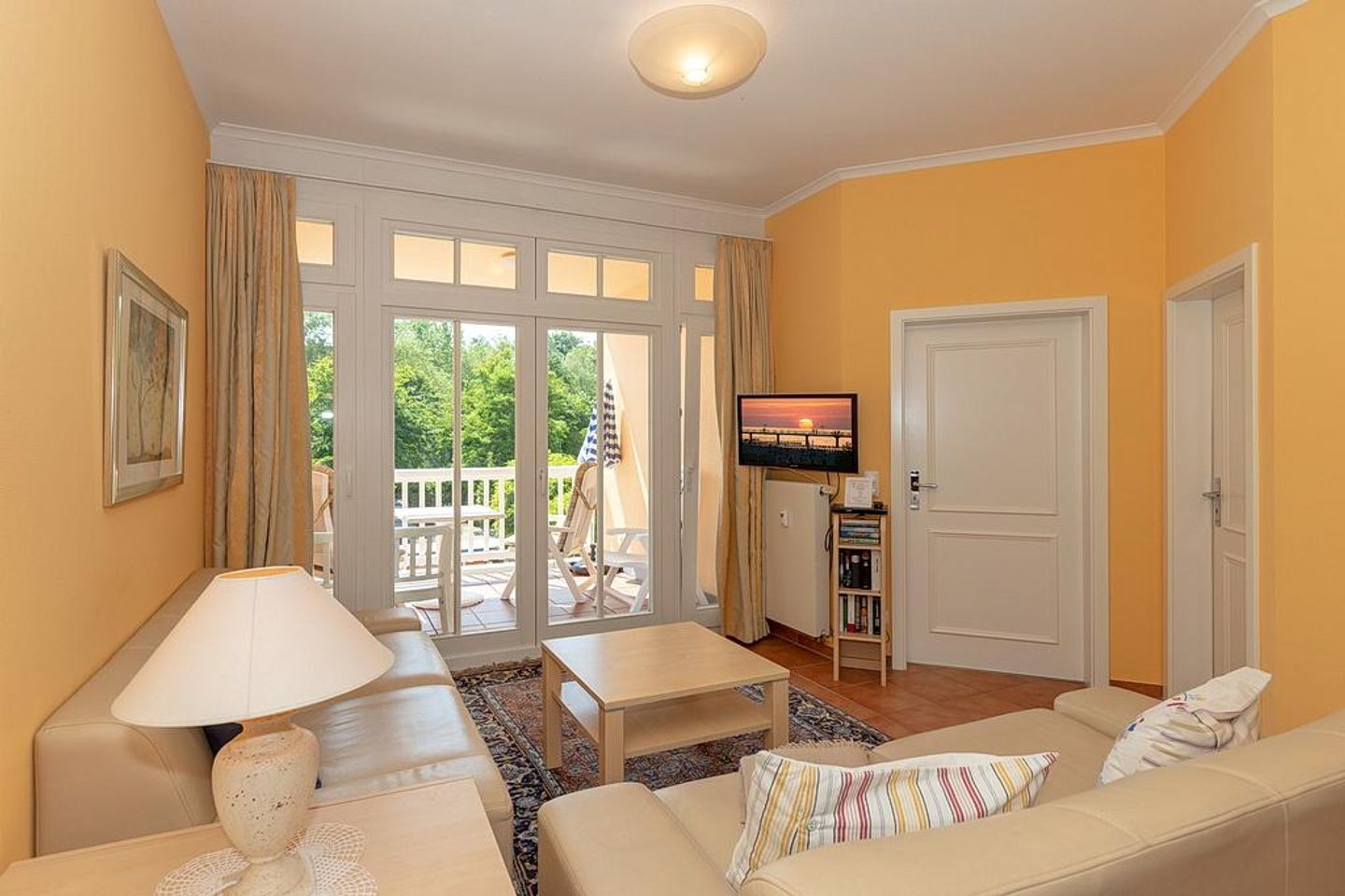 Dünenschloss Dünenschloss 1-08 Kühlungsborn - Wohn-Essbereich mit Couch und Flatscreen-TV