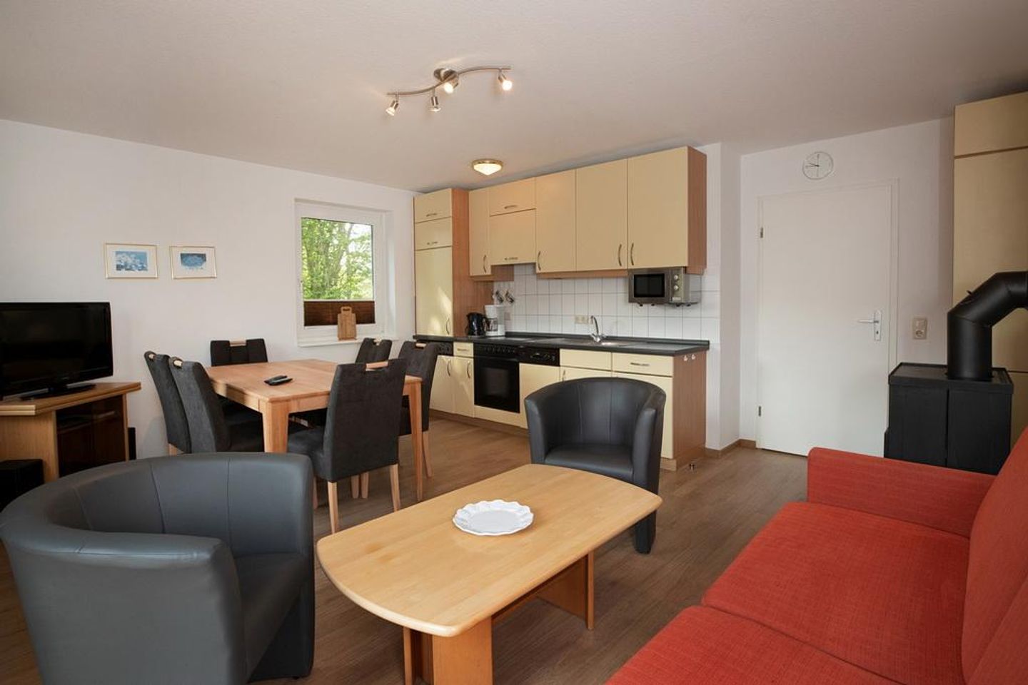 Urlauberdorf Urlauberdorf 55b Boltenhagen - Wohn/Essbereich mit Couch, Kaminofen und Küchenzeile