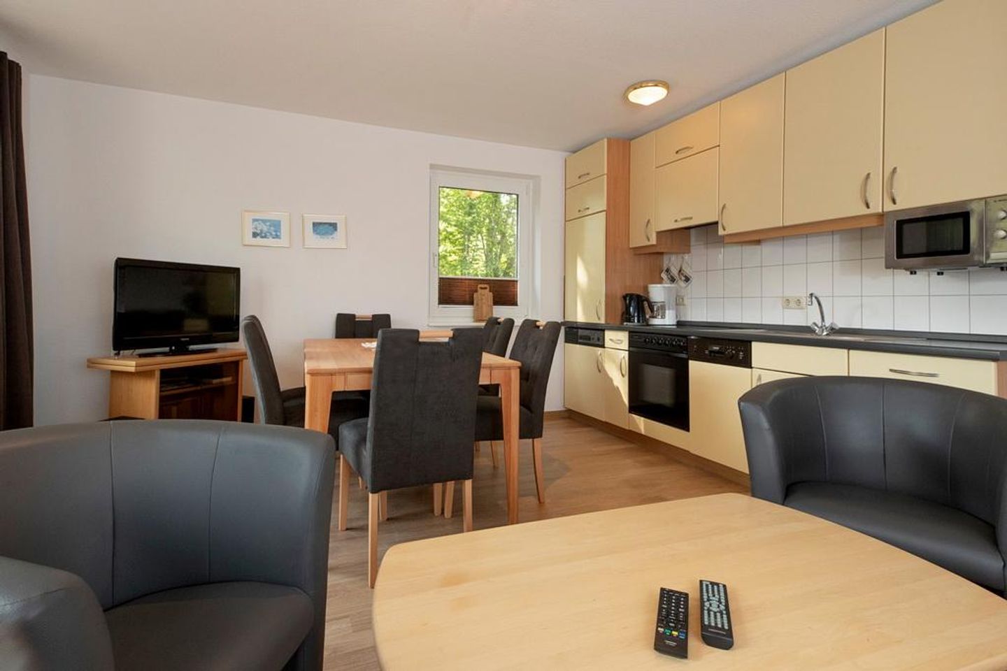 Urlauberdorf Urlauberdorf 55b Boltenhagen - Wohn/Essbereich mit Couch, Kaminofen und Küchenzeile