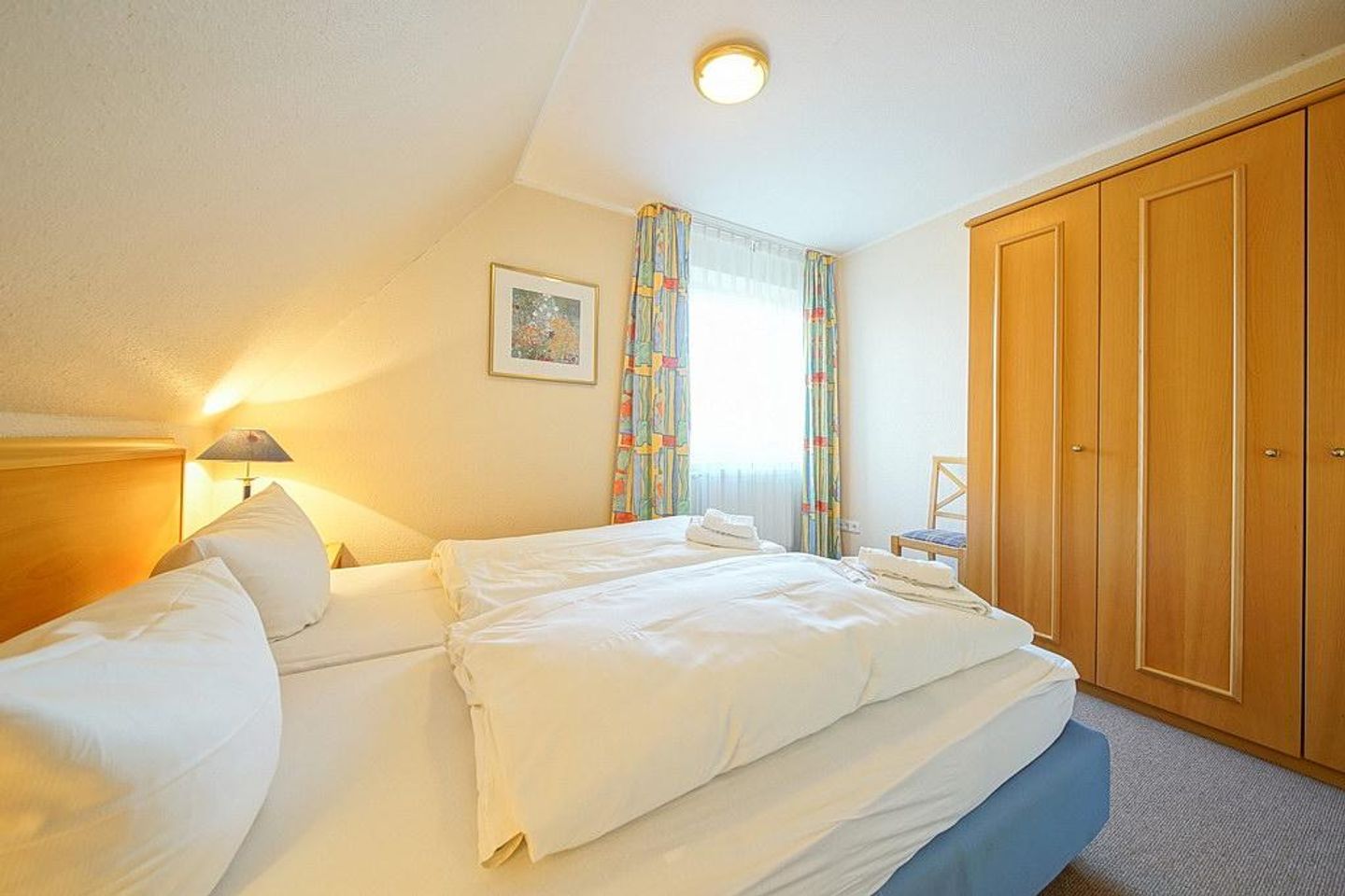 Hus Inselkieker Hus Inselkieker 219  Schillig - Schlafzimmer mit Doppelbett und Kleiderschrank