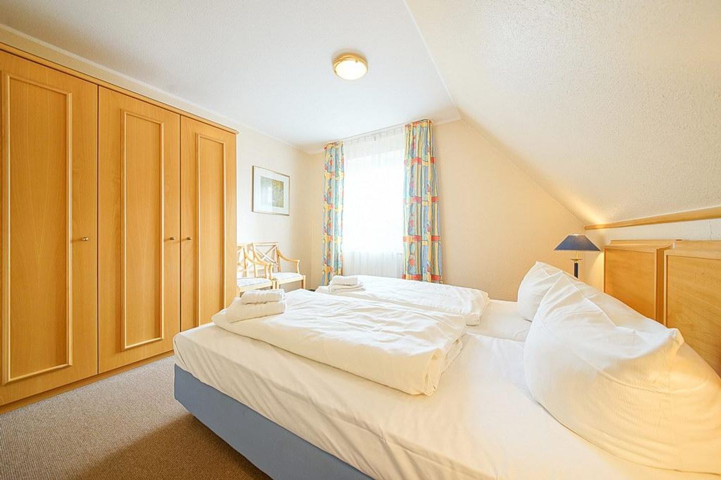 Hus Inselkieker Hus Inselkieker 219  Schillig - Schlafzimmer mit Doppelbett und Kleiderschrank