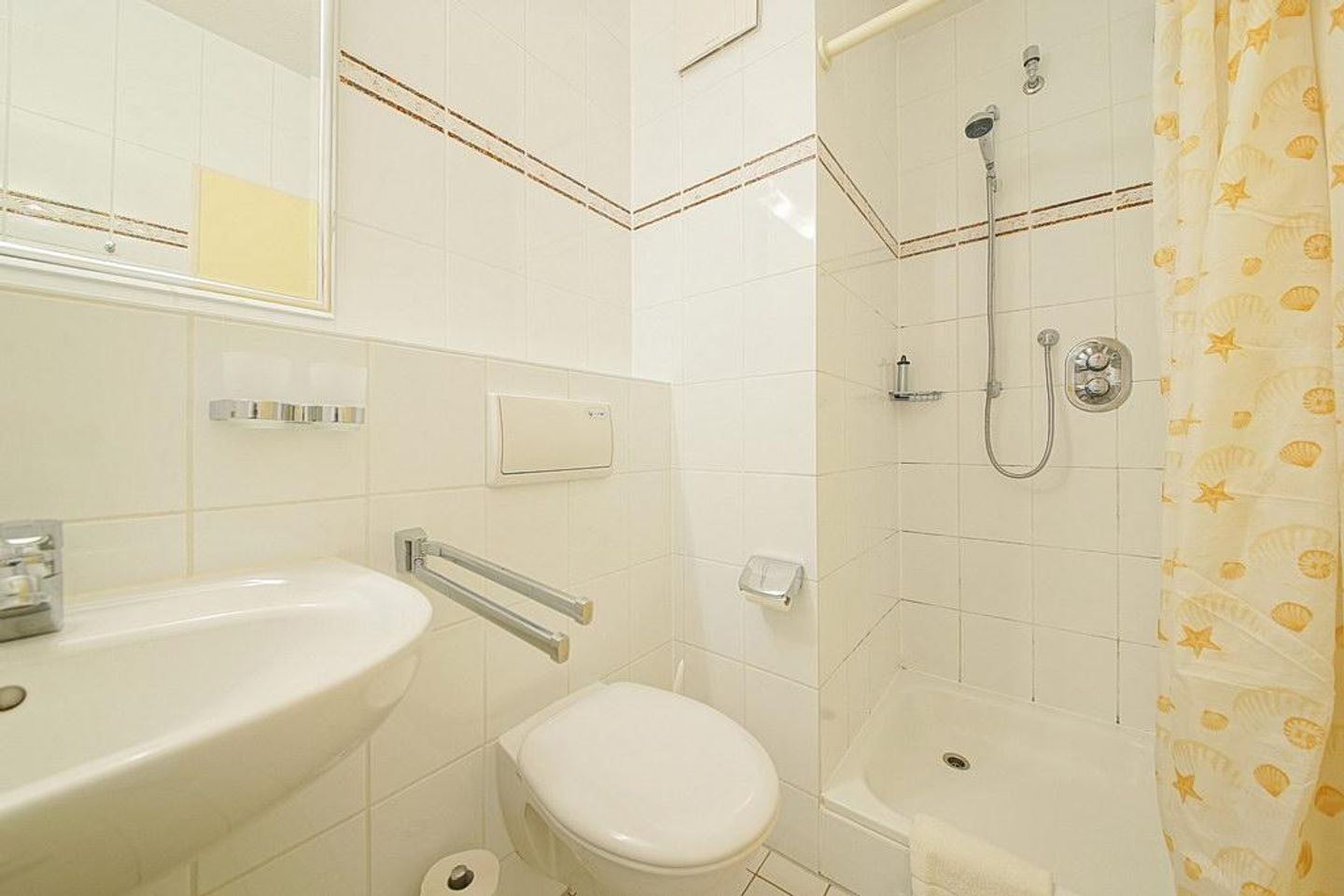 Hus Inselkieker Hus Inselkieker 219  Schillig - Badezimmer mit Dusche, WC, Waschtisch und Spiegel