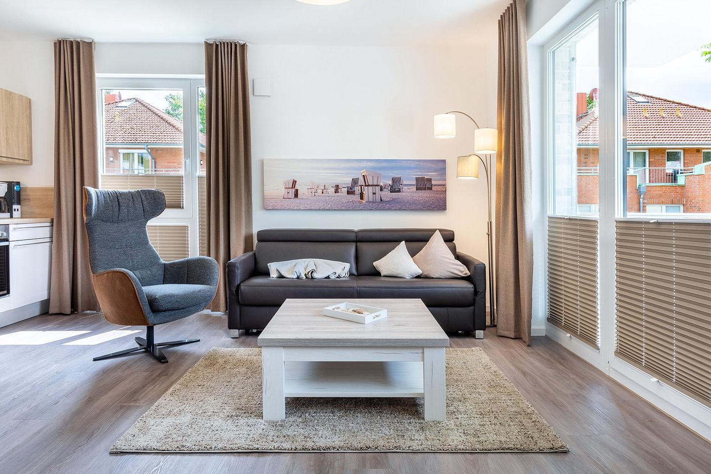 Aparthotel Ostseeallee Aparthotel Ostseeallee 4-33 Boltenhagen - Wohn-/Essbereich mit Doppelschlafcouch, Couchtisch, Sessel und Küchenzeile