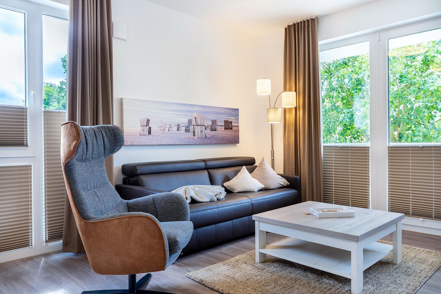 Aparthotel Ostseeallee Aparthotel Ostseeallee 4-33 Boltenhagen - Wohn-/Essbereich mit Doppelschlafcouch, Couchtisch und Sessel