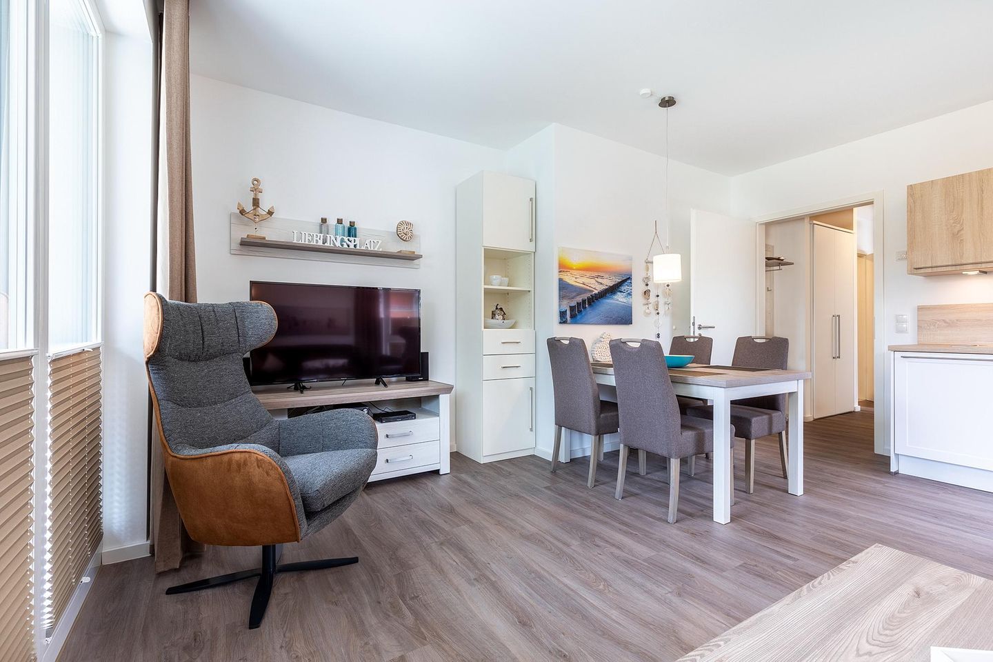 Aparthotel Ostseeallee Aparthotel Ostseeallee 4-33 Boltenhagen - Wohn-/Essbereich mit Tisch, Sitzgelegenheiten und TV