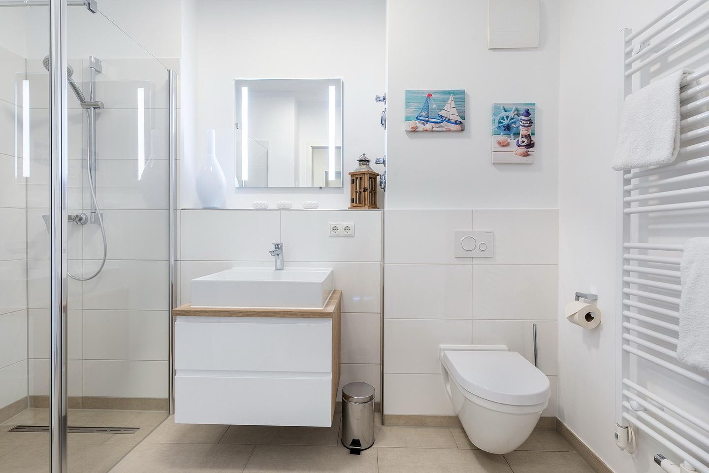 Aparthotel Ostseeallee Aparthotel Ostseeallee 4-33 Boltenhagen - Badezimmer mit Dusche, Waschtisch, Spiegel und WC