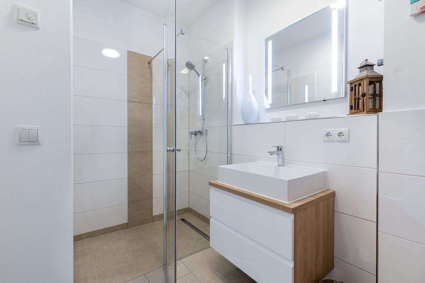 Aparthotel Ostseeallee Aparthotel Ostseeallee 4-33 Boltenhagen - Badezimmer mit Dusche, Waschtisch und Spiegel