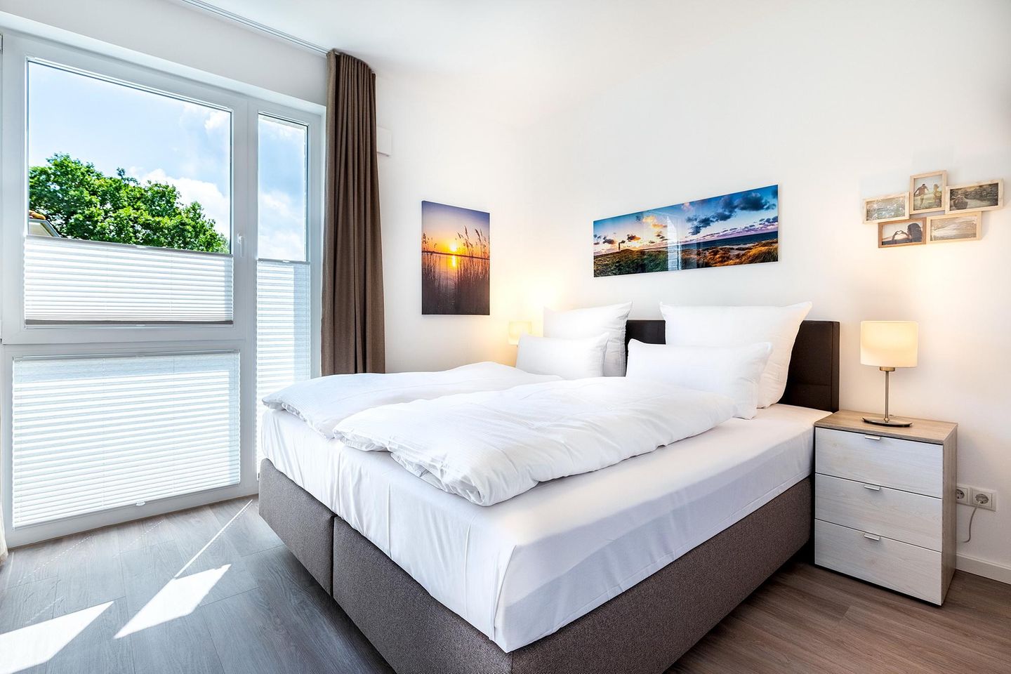 Aparthotel Ostseeallee Aparthotel Ostseeallee 4-33 Boltenhagen - Schlafzimmer mit Boxspringbett (1,80 x 2,00 m) und Fenster