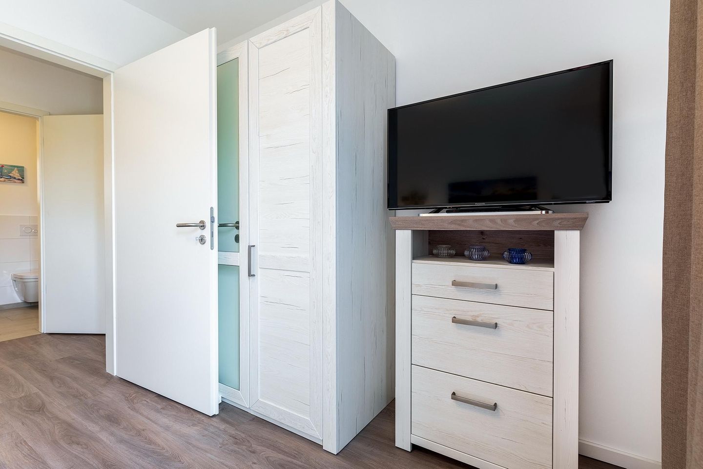 Aparthotel Ostseeallee Aparthotel Ostseeallee 4-33 Boltenhagen - Schlafzimmer mit Kleiderschrank und TV