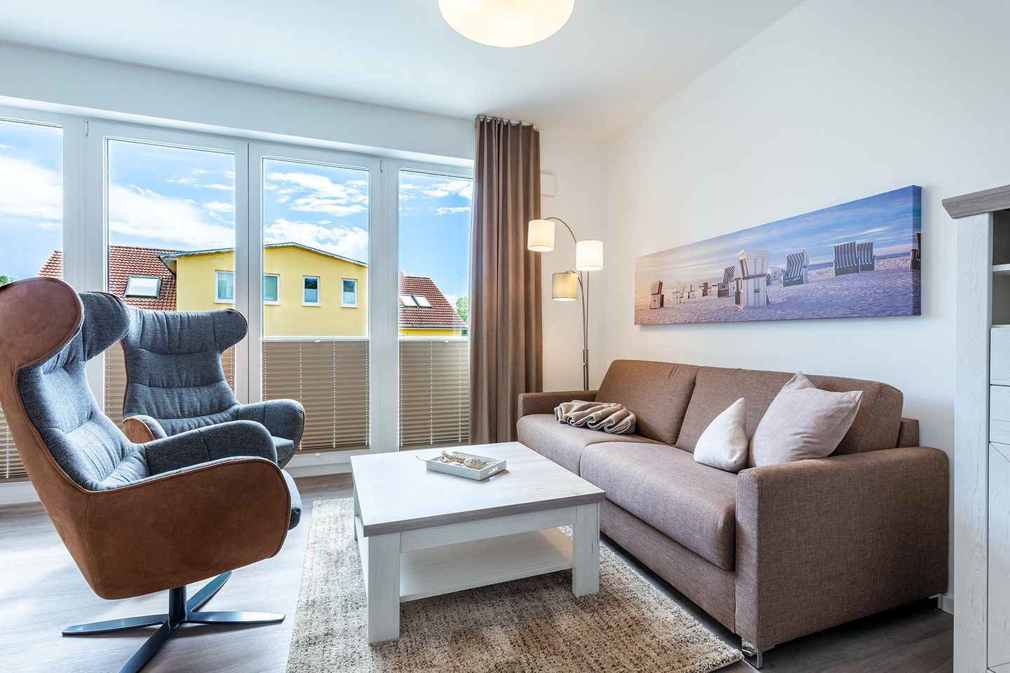 Aparthotel Ostseeallee Aparthotel Ostseeallee 4-34 Boltenhagen - Wohn-/Essbereich mit Doppelschlafcouch, Couchtisch und Sessel