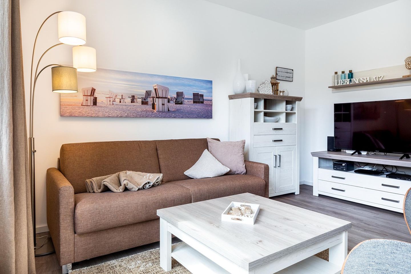 Aparthotel Ostseeallee Aparthotel Ostseeallee 4-34 Boltenhagen - Wohn-/Essbereich mit Doppelschlafcouch, Couchtisch und TV