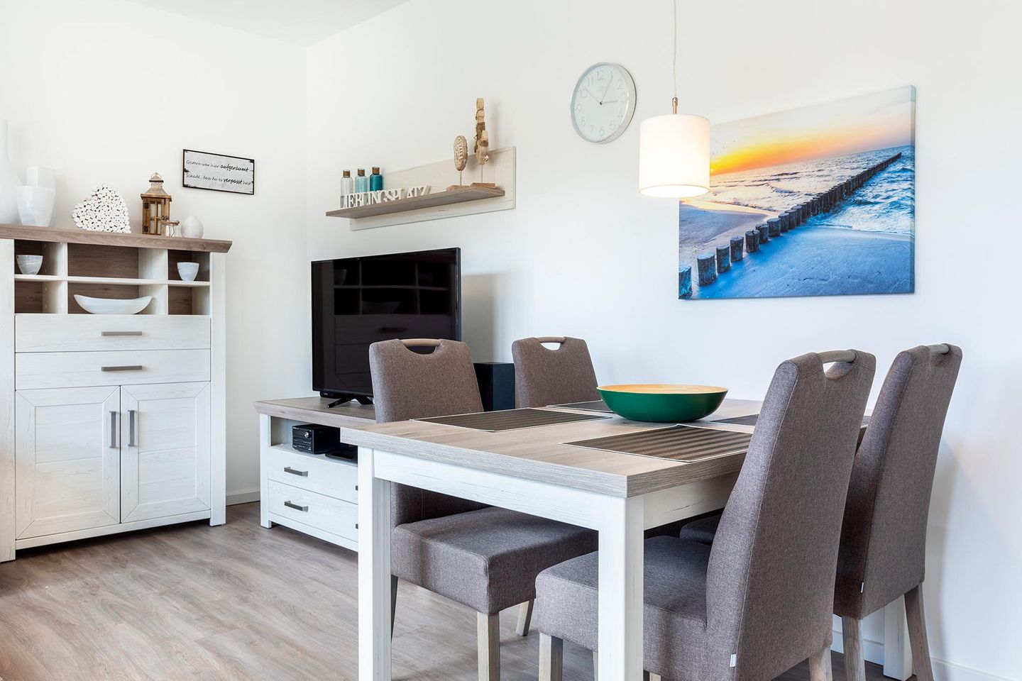 Aparthotel Ostseeallee Aparthotel Ostseeallee 4-34 Boltenhagen - Wohn-/Essbereich mit Tisch, Sitzgelegenheiten und TV