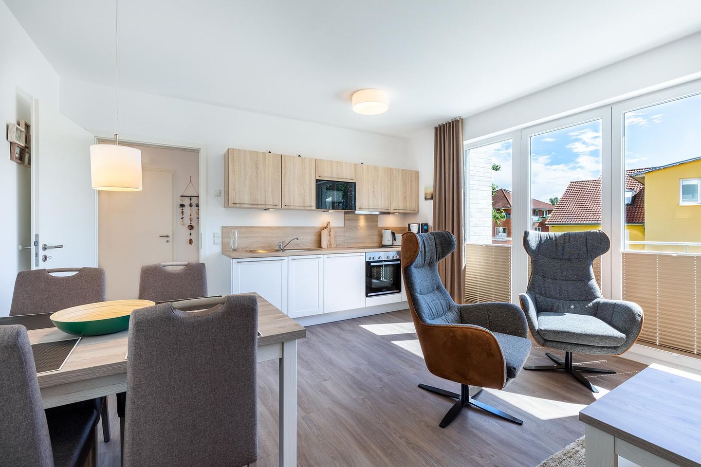 Aparthotel Ostseeallee Aparthotel Ostseeallee 4-34 Boltenhagen - Wohn-/Essbereich mit Sitzgelegenheiten und Küchenzeile