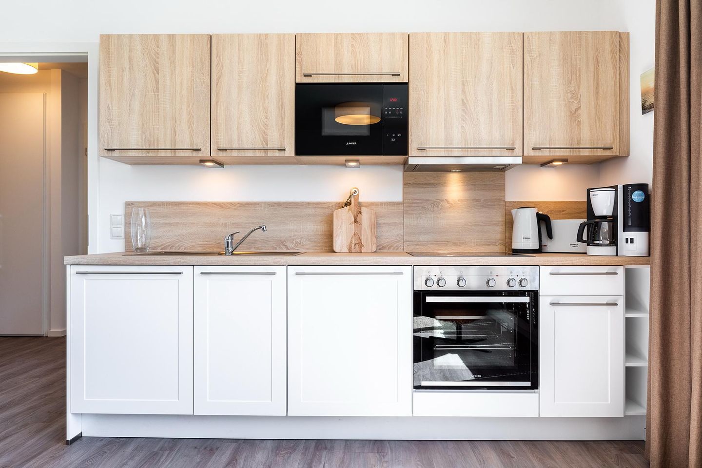 Aparthotel Ostseeallee Aparthotel Ostseeallee 4-34 Boltenhagen - Offene Küche mit Backofen, Geschirrspüler und Mikrowelle