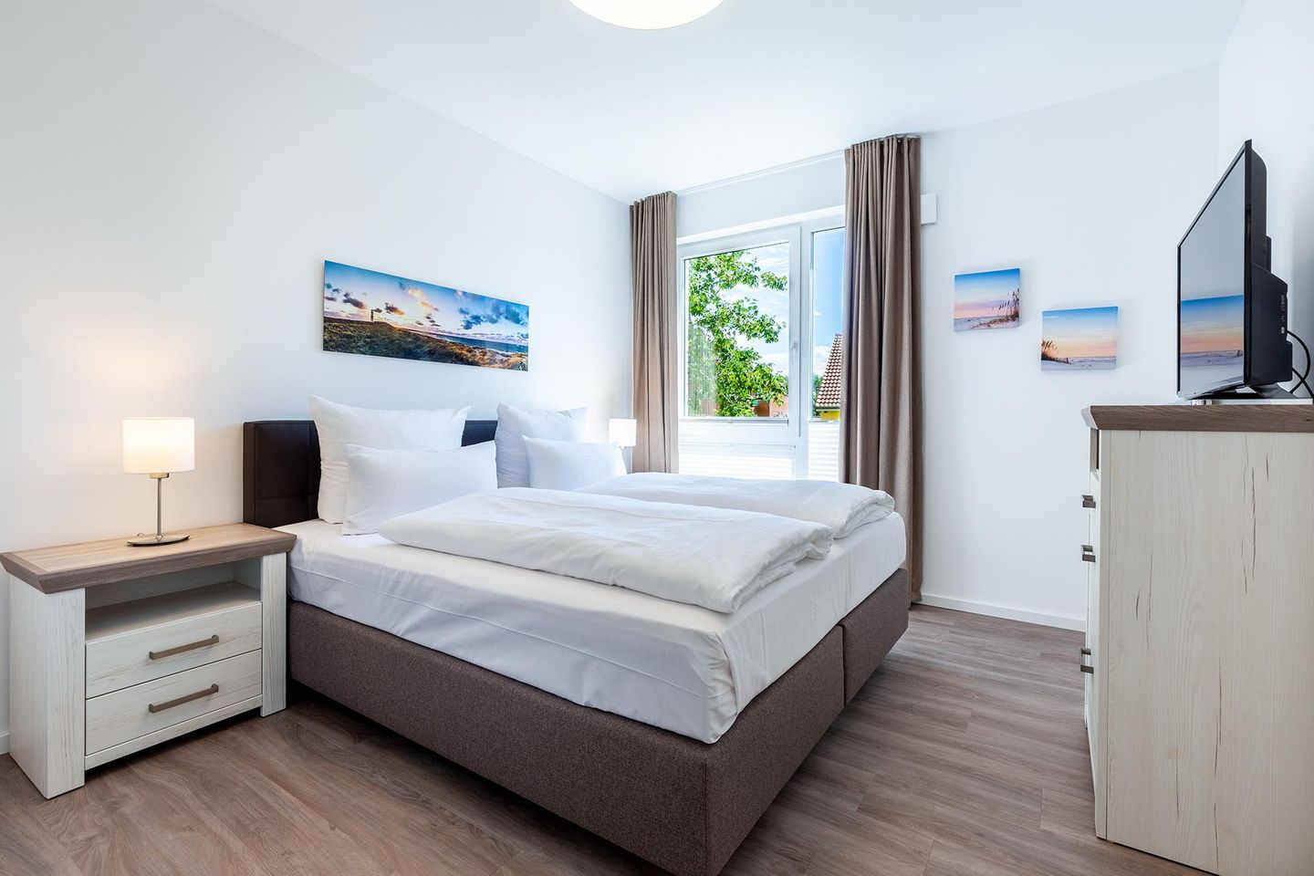 Aparthotel Ostseeallee Aparthotel Ostseeallee 4-34 Boltenhagen - Schlafzimmer mit Doppelbett, Kommode und TV