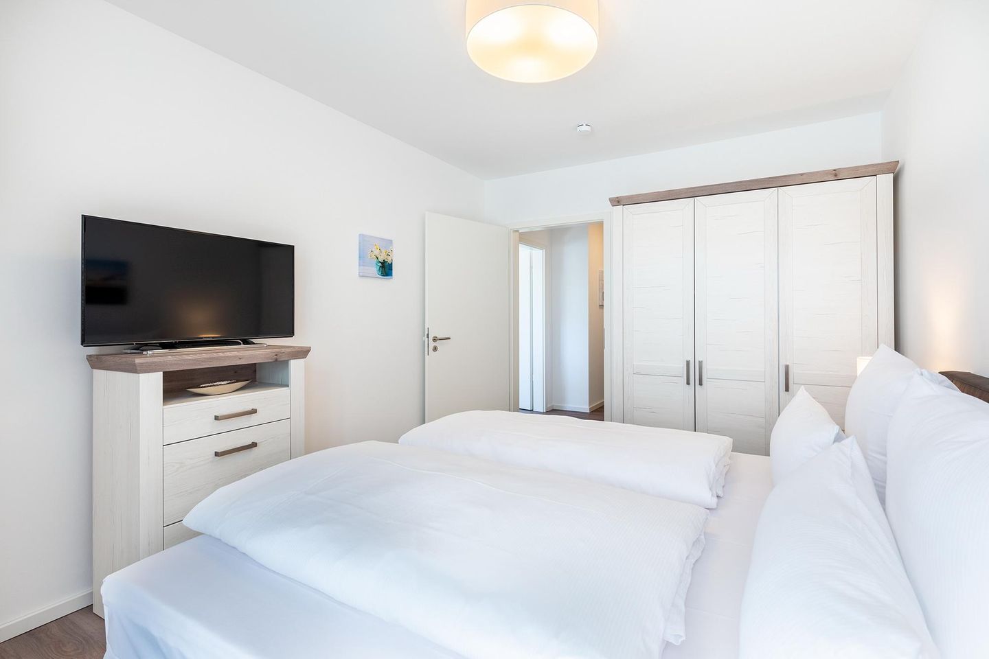 Aparthotel Ostseeallee Aparthotel Ostseeallee 4-34 Boltenhagen - Schlafzimmer mit Doppelbett, Kleiderschrank und TV