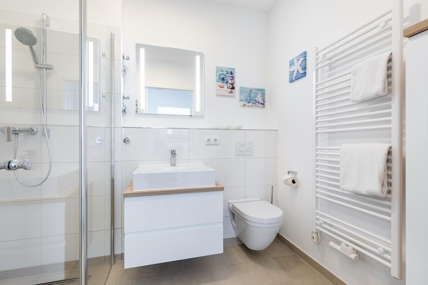 Aparthotel Ostseeallee Aparthotel Ostseeallee 4-34 Boltenhagen - Badezimmer mit Dusche, Waschtisch, Spiegel und WC