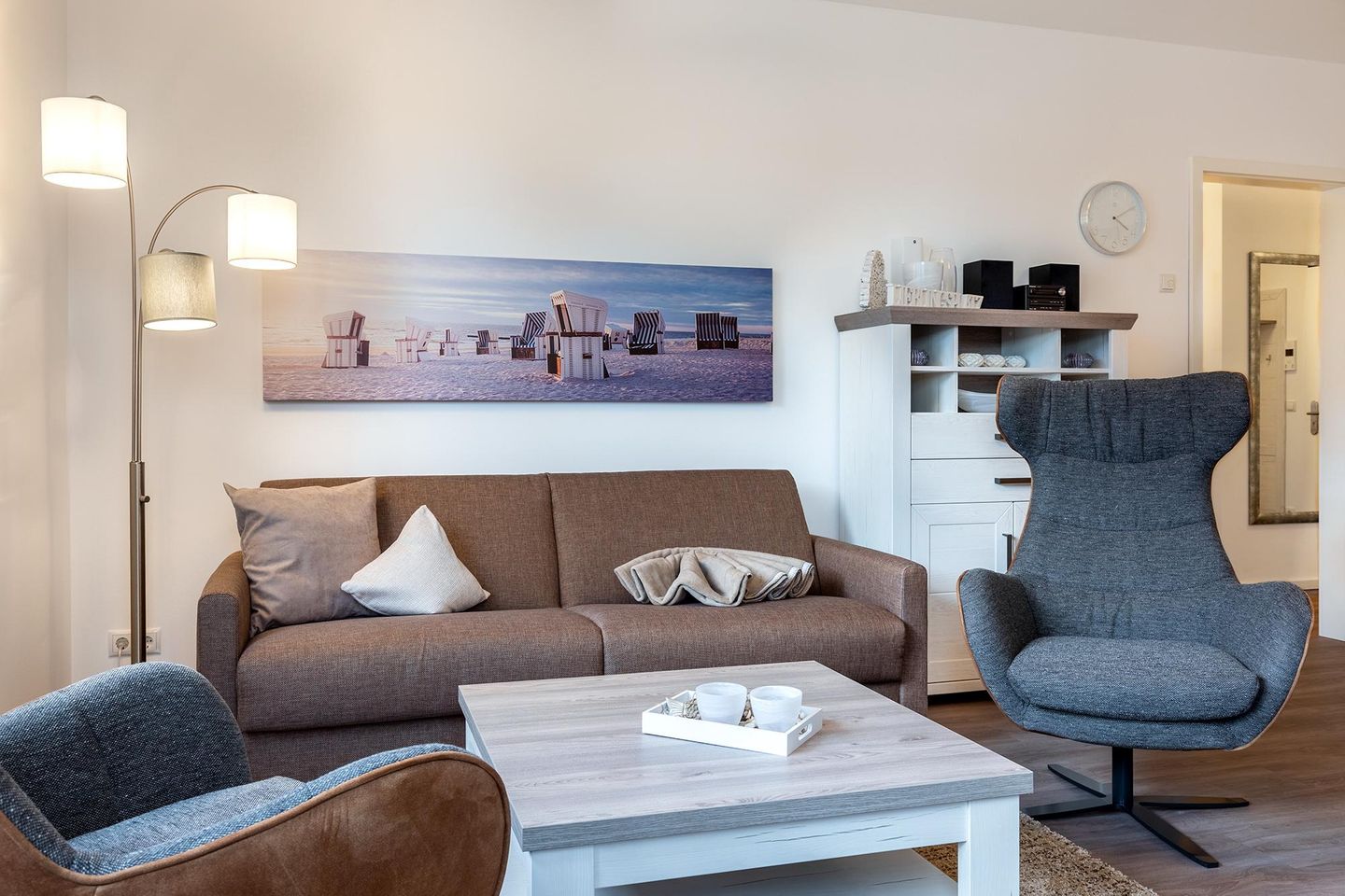 Aparthotel Ostseeallee Aparthotel Ostseeallee 4-35 Boltenhagen - Wohn-/Essbereich mit Doppelschlafcouch, Couchtisch und Sessel