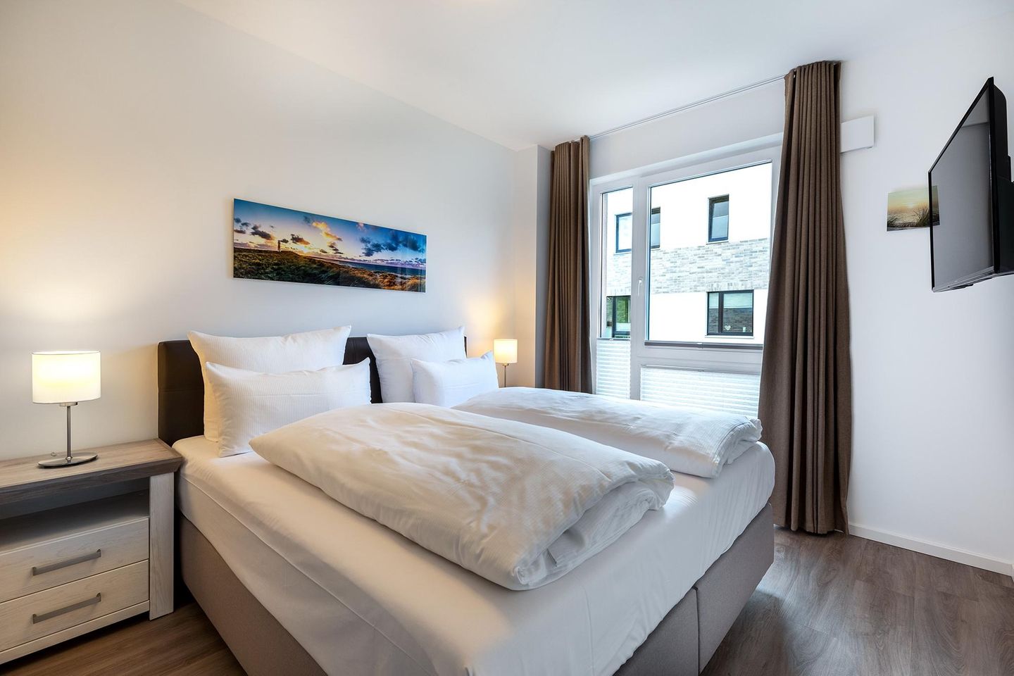 Aparthotel Ostseeallee Aparthotel Ostseeallee 4-35 Boltenhagen - Schlafzimmer mit Boxspringbett (1,80 x 2,00 m) und TV