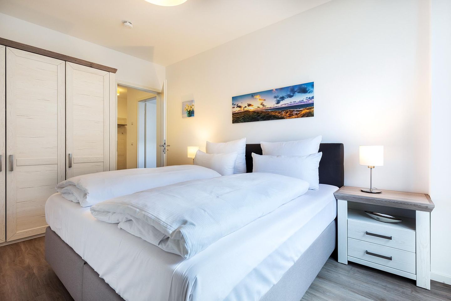 Aparthotel Ostseeallee Aparthotel Ostseeallee 4-35 Boltenhagen - Schlafzimmer mit Boxspringbett und Kleiderschrank