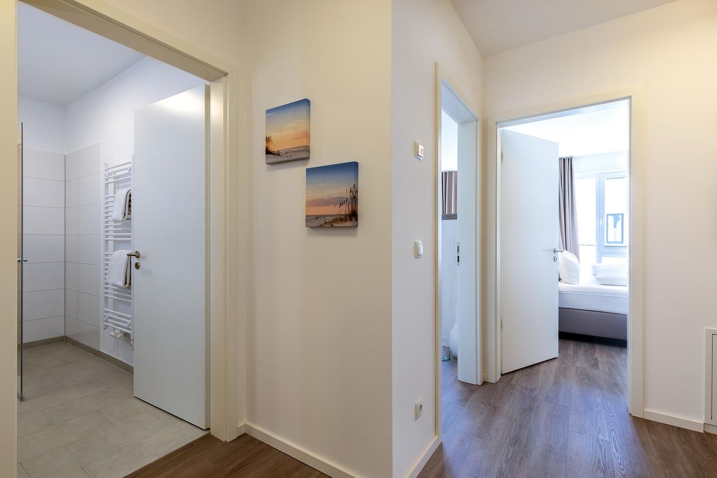 Aparthotel Ostseeallee Aparthotel Ostseeallee 4-35 Boltenhagen - Flur mit Blick zum Bade-/und Schlafzimmer