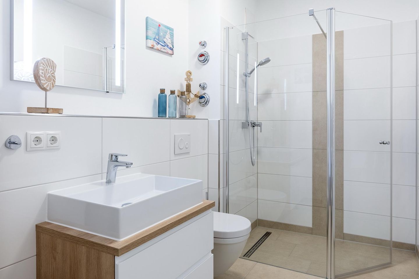 Aparthotel Ostseeallee Aparthotel Ostseeallee 4-35 Boltenhagen - Badezimmer mit Dusche, Waschtisch, Spiegel und WC