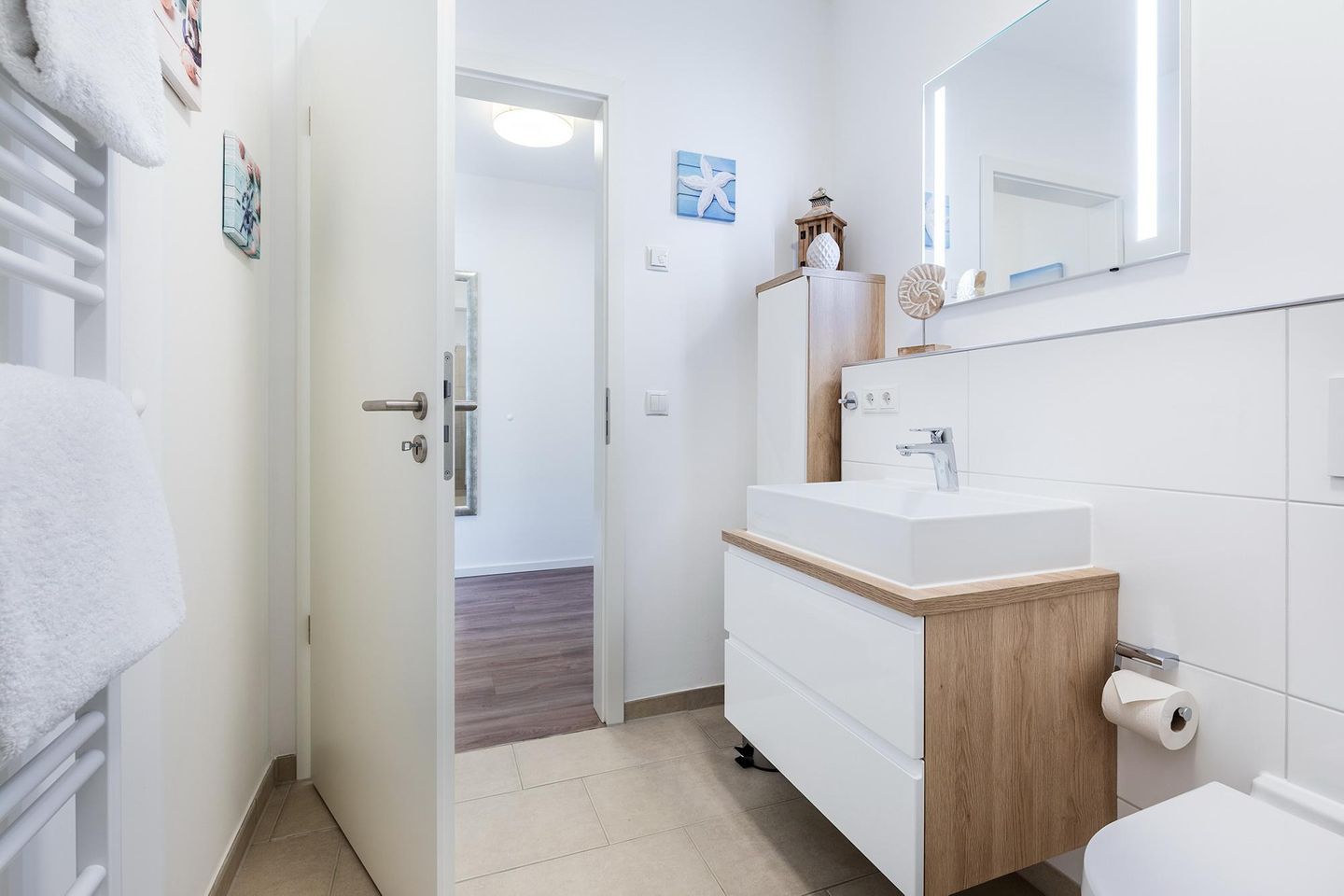 Aparthotel Ostseeallee Aparthotel Ostseeallee 4-35 Boltenhagen - Badezimmer mit Waschtisch und Spiegel