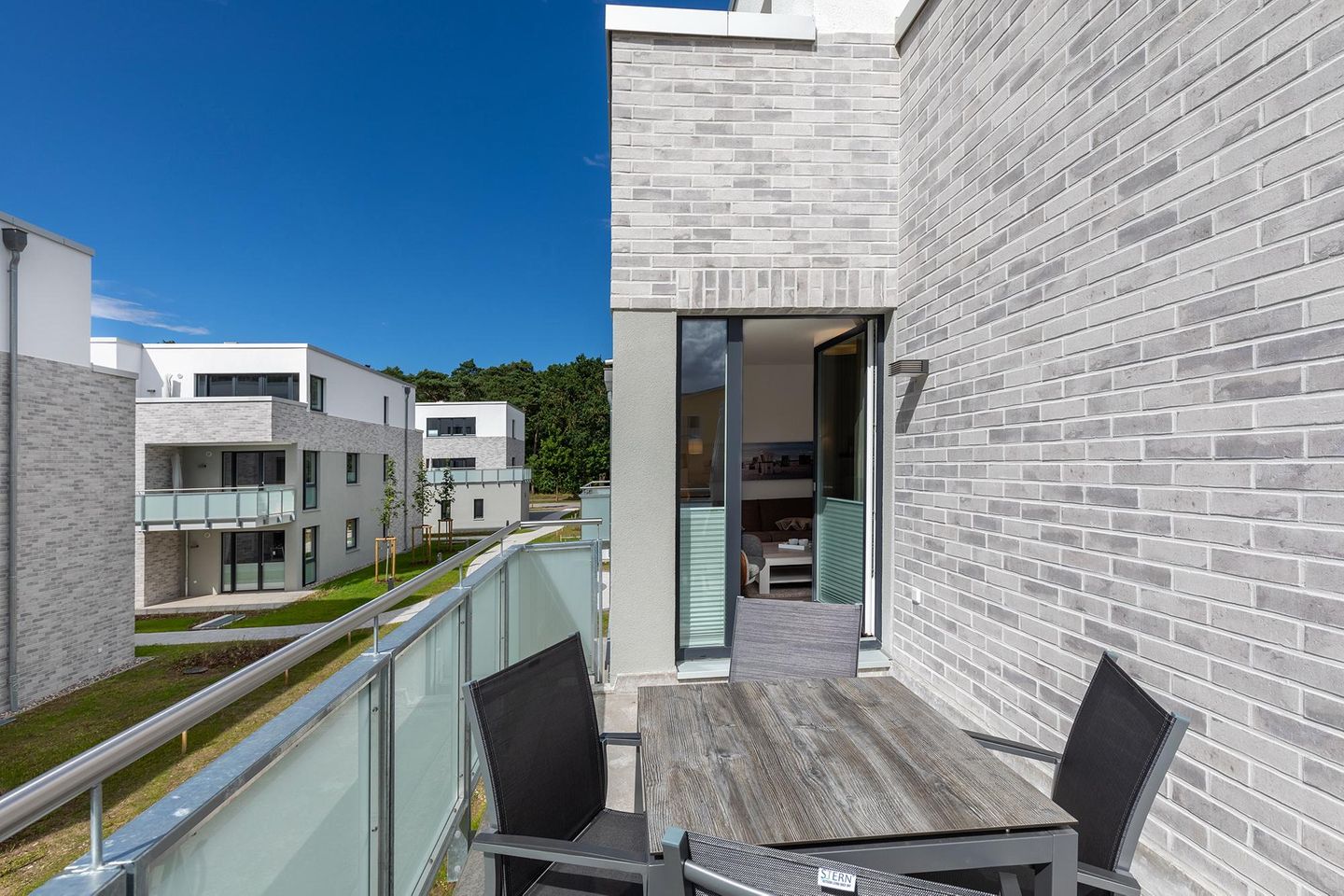 Aparthotel Ostseeallee Aparthotel Ostseeallee 4-35 Boltenhagen - Balkon mit Zugang zum Wohn-/Essbereich