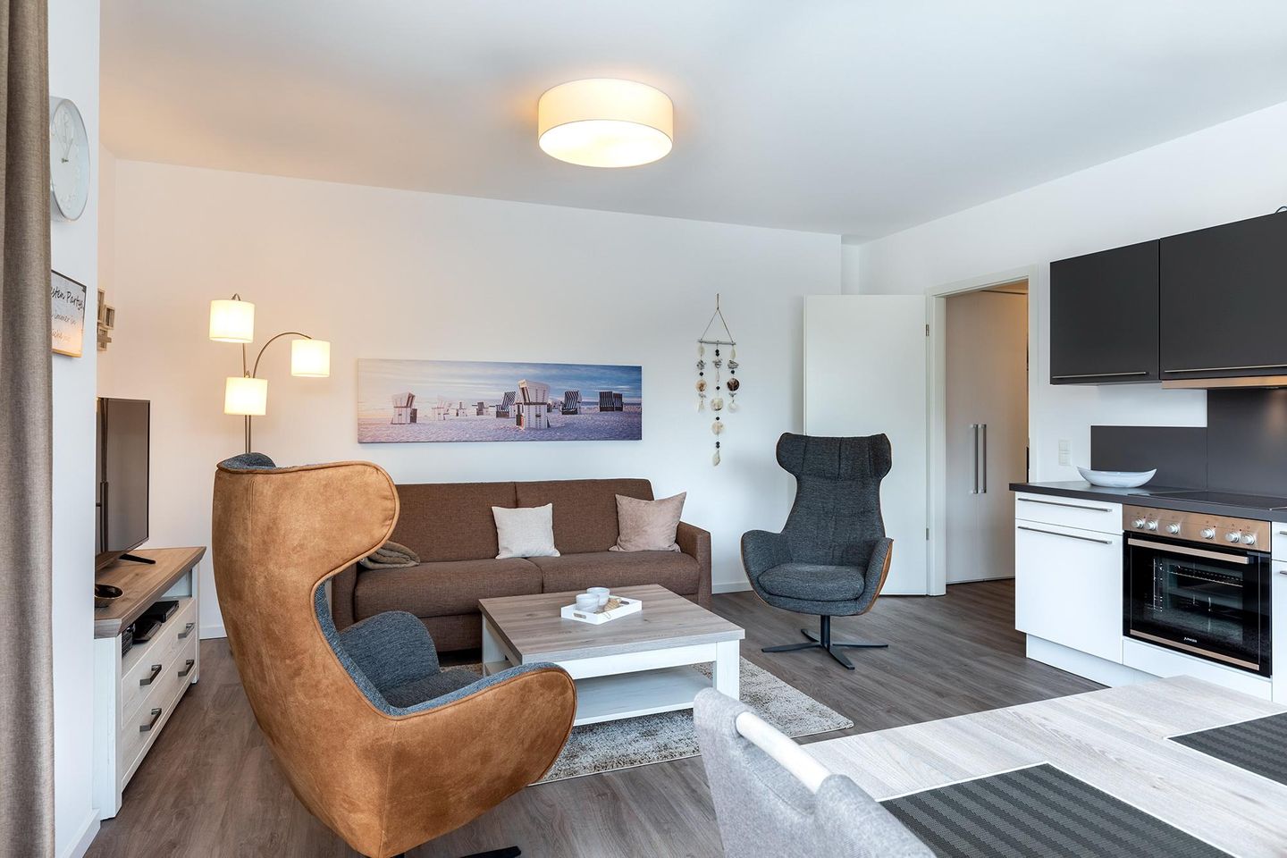 Aparthotel Ostseeallee Aparthotel Ostseeallee 4-37 Boltenhagen - Wohn-/Essbereich mit Couchtisch, Sitzgelegenheiten, TV und Küchenzeile