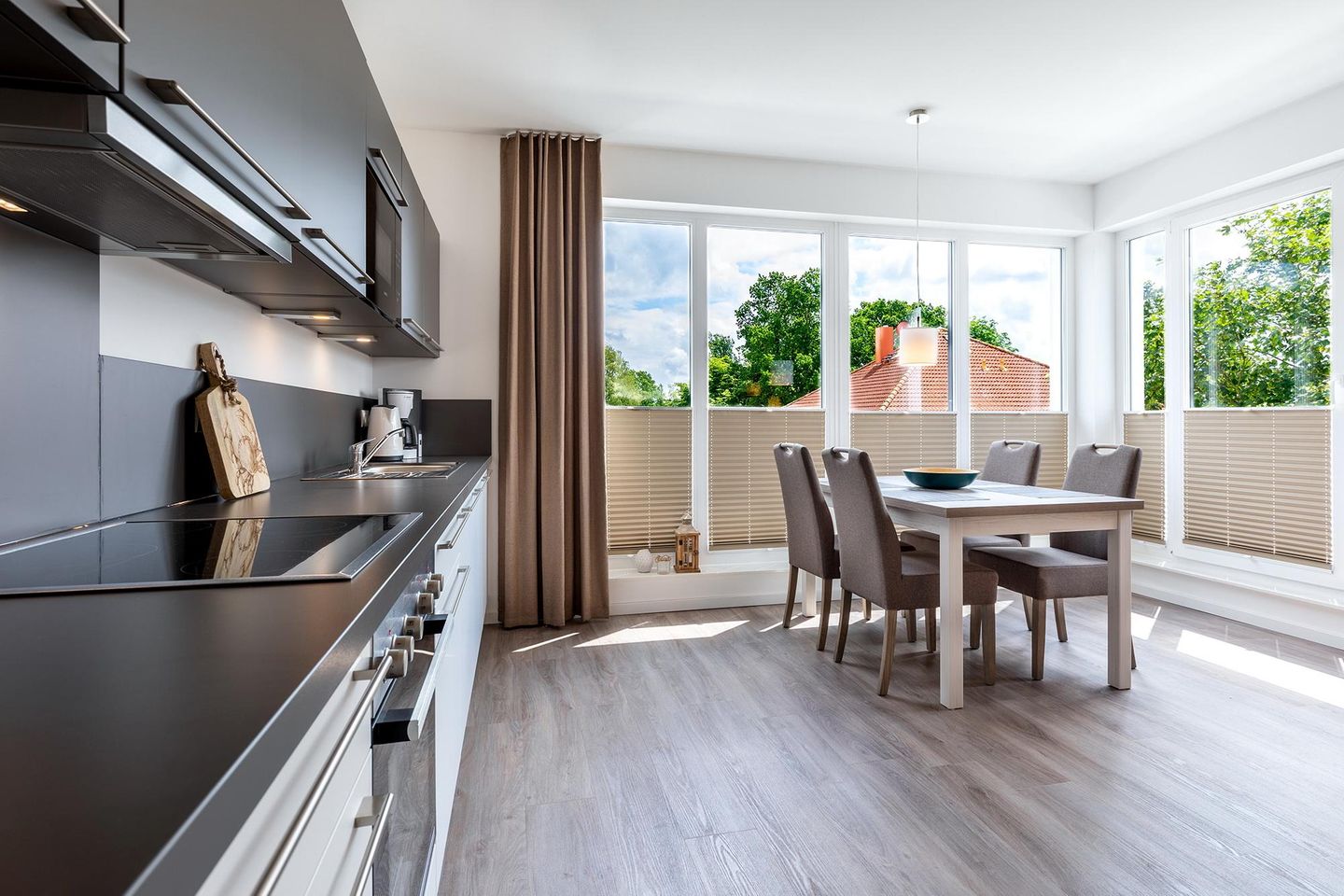 Aparthotel Ostseeallee Aparthotel Ostseeallee 4-37 Boltenhagen - Wohn-/Essbereich mit Sitzgelegenheiten und Zugang zur Dachterrasse