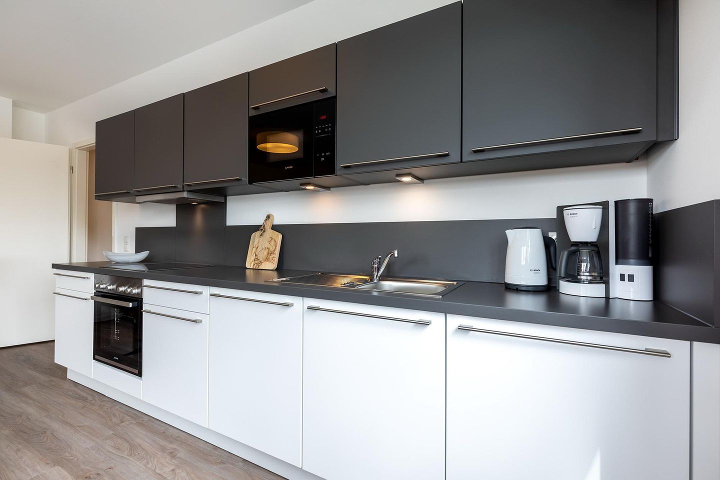 Aparthotel Ostseeallee Aparthotel Ostseeallee 4-37 Boltenhagen - Offene Küche mit Backofen, Geschirrspüler und Mikrowelle