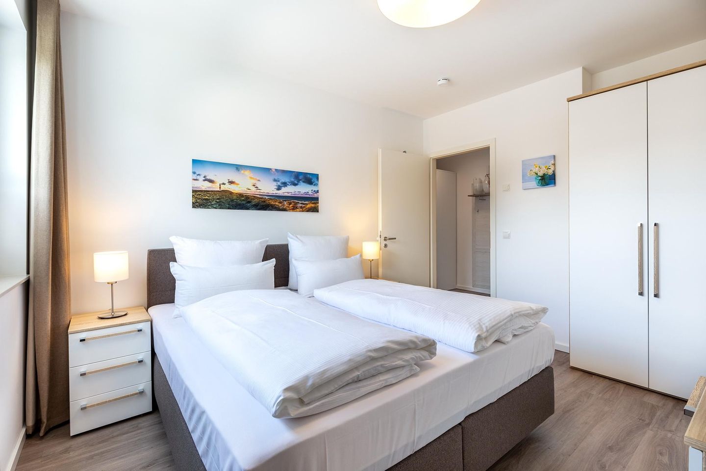 Aparthotel Ostseeallee Aparthotel Ostseeallee 4-37 Boltenhagen - Schlafzimmer mit Boxspringbett und Kleiderschrank